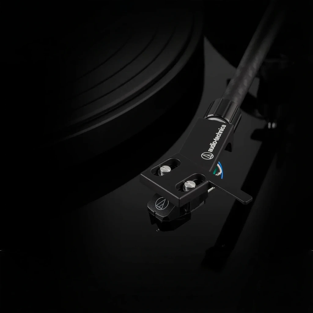 Audio-Technica AT-LPW50PB noir piano, vue en angle: couvercle acrylique ouvert, plateau avec tapis et bras de lecture - Ítem4