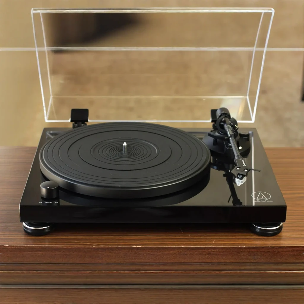 Audio-Technica AT-LPW50PB noir piano, vue en angle: couvercle acrylique ouvert, plateau avec tapis et bras de lecture - Ítem3