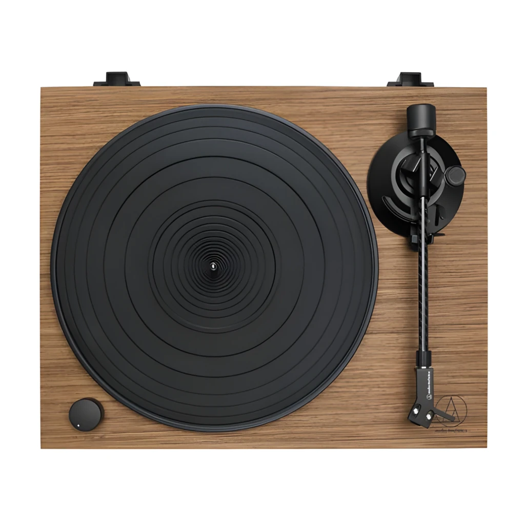 Audio-Technica AT-LPW40WN noir, vue en perspective: couvercle acrylique ouvert, plateau noir et base en bois noyer - Ítem3