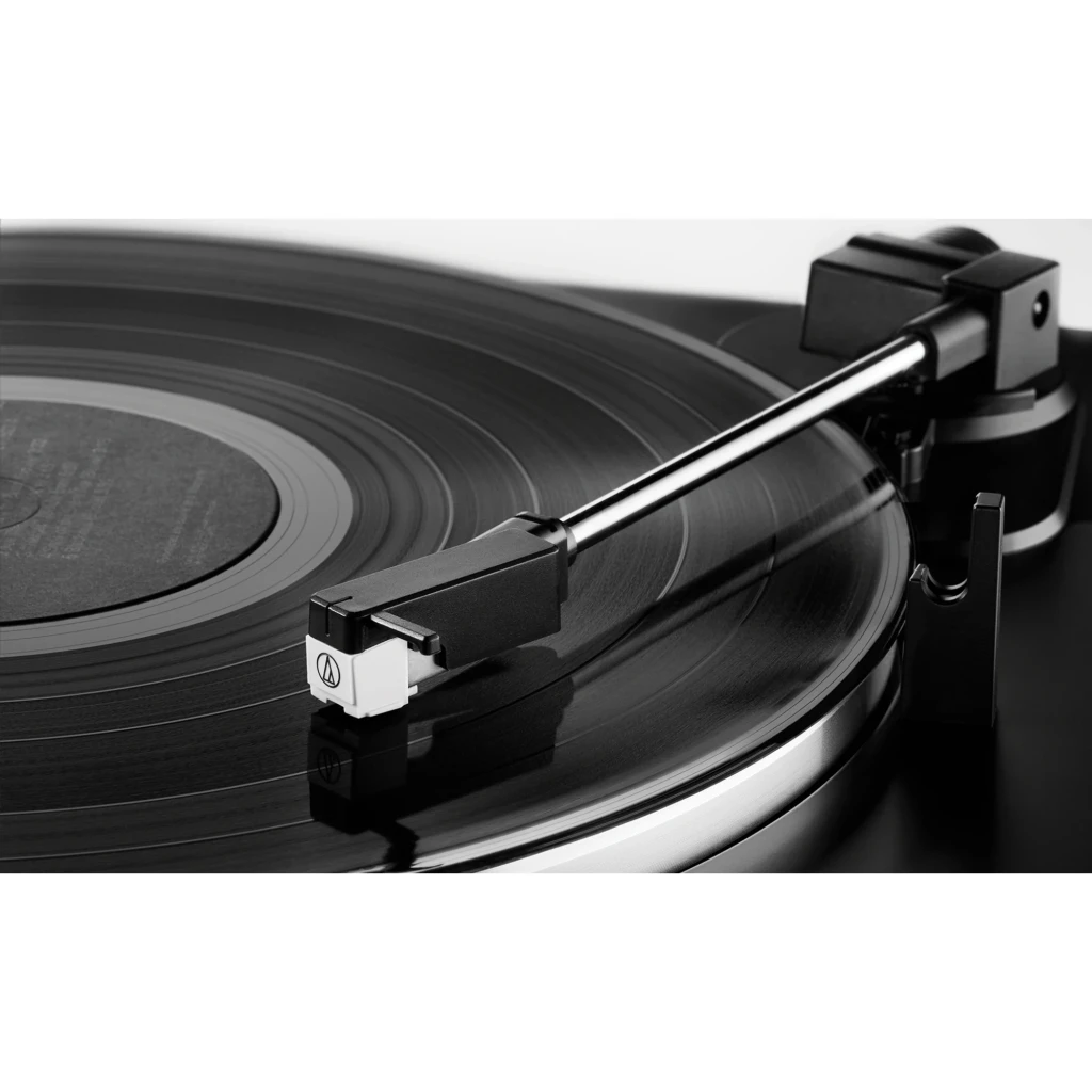 Audio-Technica AT-LP60XUSB gris, vue supérieure avant: plateau avec logo, couvercle acrylique ouvert et bras avec cellule - Ítem4