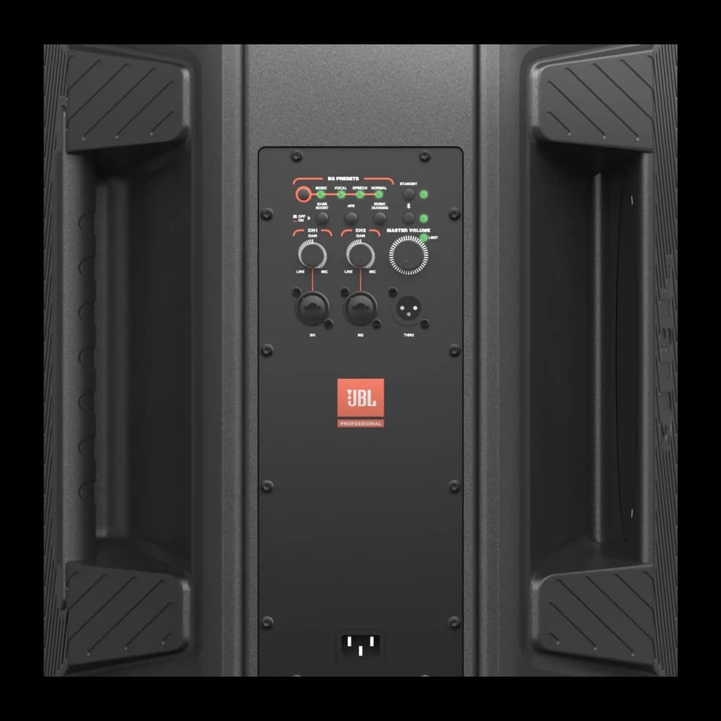 JBL IRX112BT Preto, vista traseira em detalhe: painel de controlo ampliado com botões CH1 CH2, volume master e indicadores