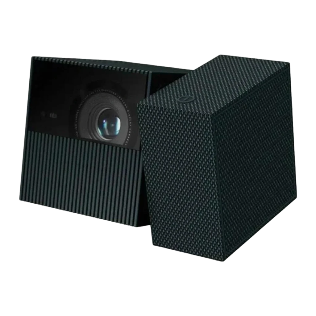 TCL Projetor PlayCube 750L preto, vista diagonal: lente frontal, grelha de ventilação e módulo de altifalante com textura de - Item2