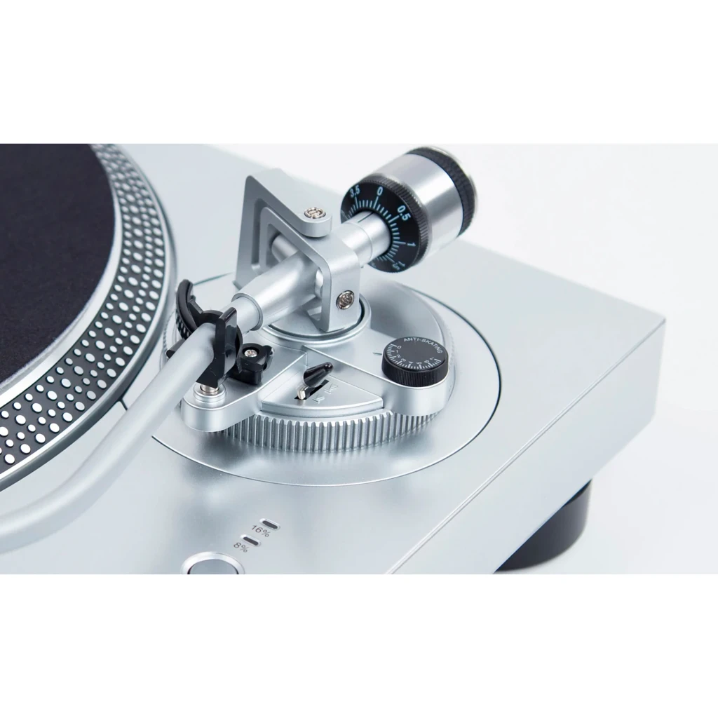 Audio-Technica AT-LP120X Argent, vue principale: couvercle acrylique ouvert, plateau noir, bras tonearm et commandes avant - Ítem5