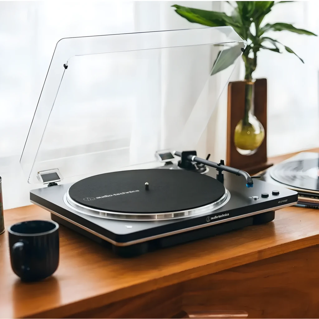 Audio-Technica AT-LP70XBTBS noir, vue avant en angle: couvercle acrylique ouvert, plateau, bras et boutons Speed Stop Start - Ítem5