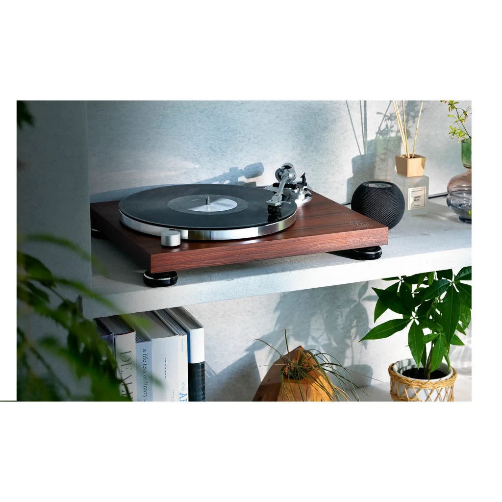 Audio-Technica AT-LPW50BT brun, vue avant 3/4: couvercle acrylique ouvert, plateau avec tapis et bras de lecture argenté - Ítem3