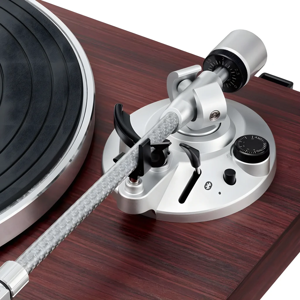 Audio-Technica AT-LPW50BT brun, vue avant 3/4: couvercle acrylique ouvert, plateau avec tapis et bras de lecture argenté - Ítem4
