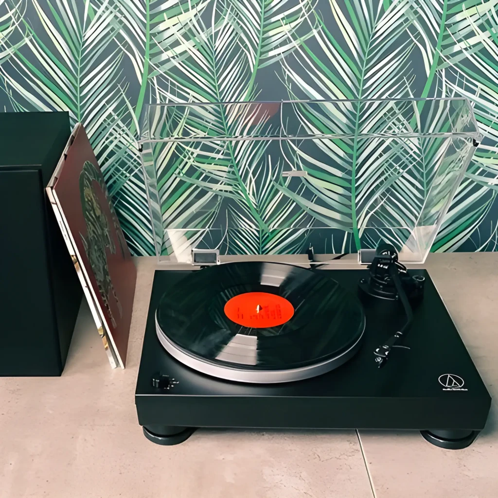 Audio-Technica AT-LP5X noir, vue de face en angle: couvercle acrylique ouvert, plateau aluminium et bras de lecture visibles - Ítem6