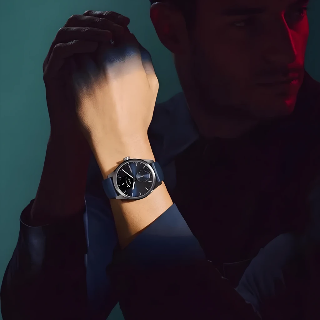 Withings ScanWatch 2 42mm azul, vista en ángulo: pantalla BPM activa, corona lateral y correa de silicona azul visibles - Ítem5