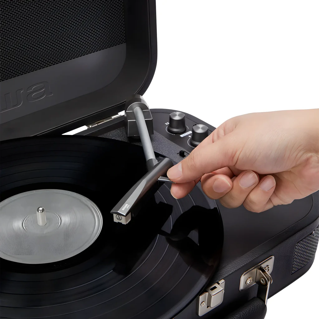 Aiwa VPX-1951TN negro, vista frontal abierto: plato con vinilo, brazo tonearm, altavoces laterales y tapa con rejilla - Ítem2