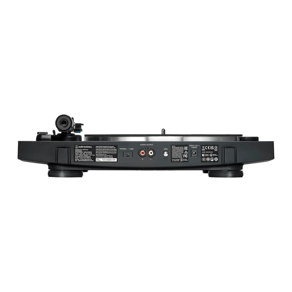 Audio-Technica AT-LP3XBTBK platine vinyle noir, vue avant en angle: couvercle acrylique ouvert, plateau avec tapis et bras - Ítem4