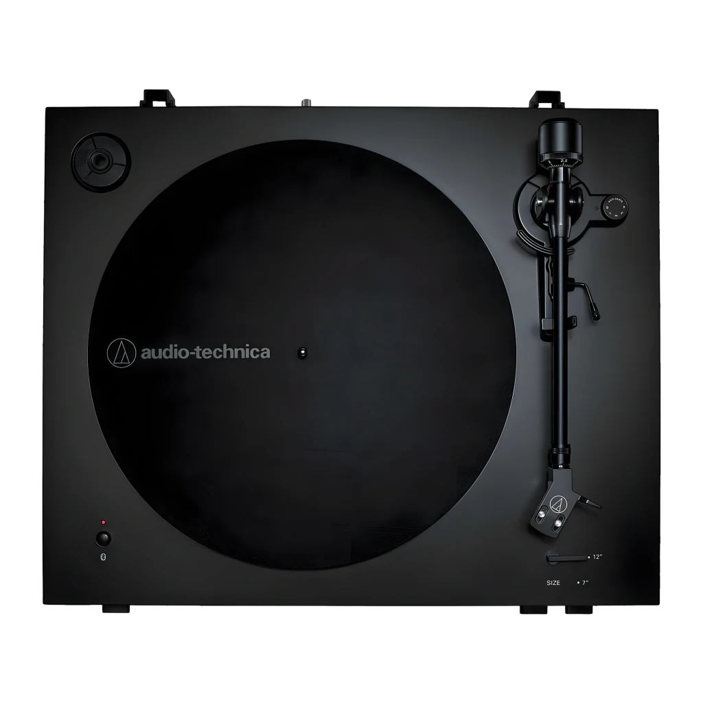 Audio-Technica AT-LP3XBTBK platine vinyle noir, vue avant en angle: couvercle acrylique ouvert, plateau avec tapis et bras - Ítem2