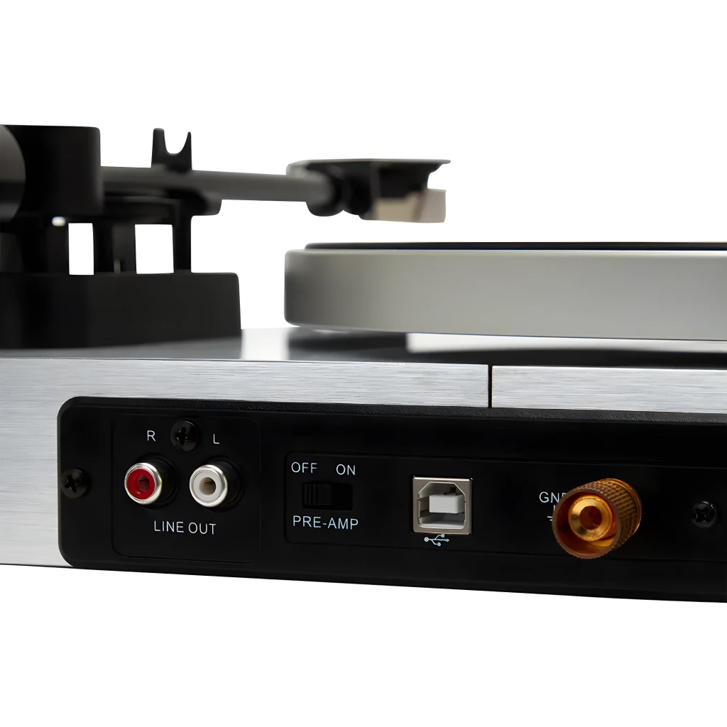 Aiwa APX-680BT blanco, vista frontal elevada: plato con esterilla negra, logo Aiwa, brazo tonearm y botones táctiles visibles - Ítem3
