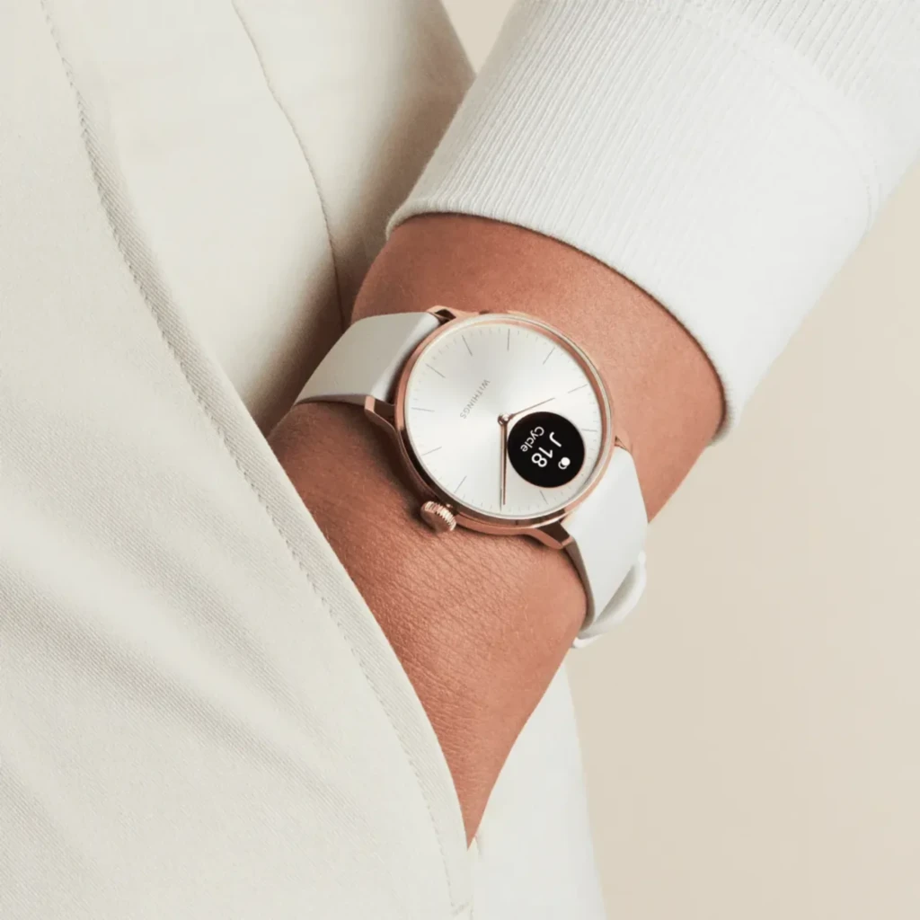 Withings ScanWatch Light oro rosa arena, vista en ángulo: corona lateral visible, esfera con pantalla OLED 120 y correa con - Ítem4