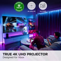 InFocus Orbital IN0061SL proyector blanco, escena gaming: dos personas juegan con imagen 4K UHD proyectada en sala con luces