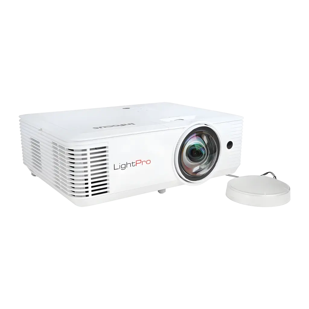 InFocus IN0046ST proyector DLP blanco, vista lateral: lente gran angular, logo LightPro y tapa de objetivo separada