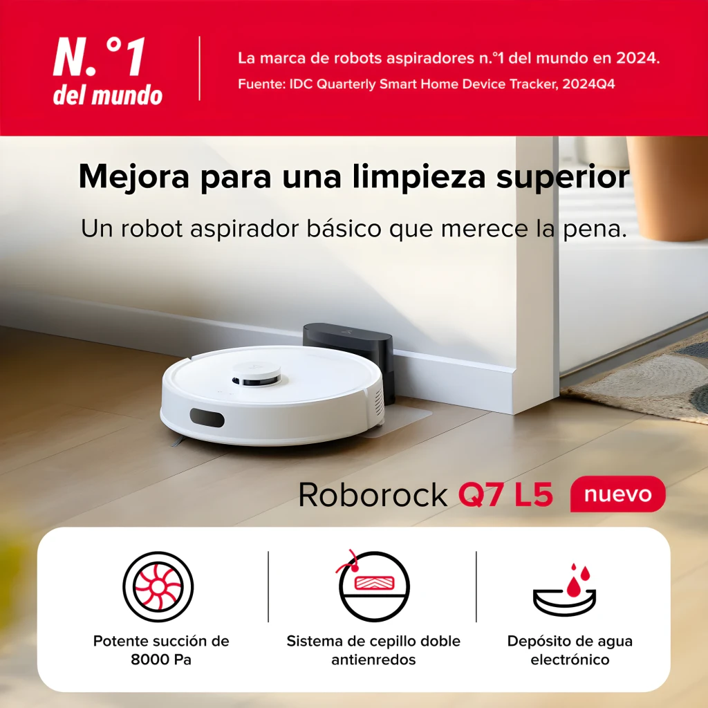 Roborock Saros Z70 Blanco, vista frontal en ángulo: robot aspirador acoplado en base de autovaciado blanca con franja dorada - Ítem5