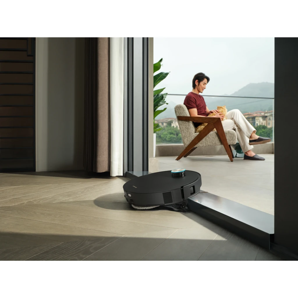 Dreame Robot Aspirateur X60 Ultra noir, vue avant 3/4: base de charge texture brossée et bande dorée, robot avec capteur - Ítem4