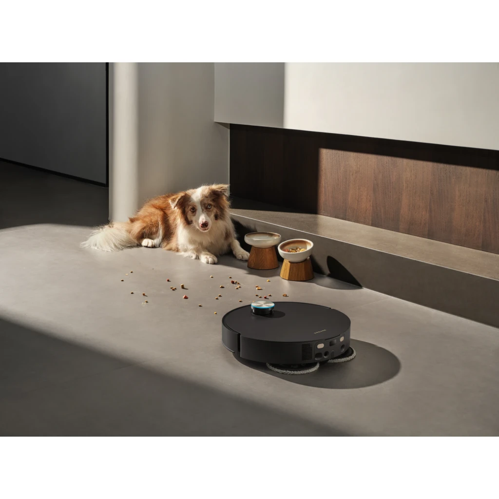 Dreame Robot Aspirateur X60 Ultra noir, vue avant 3/4: base de charge texture brossée et bande dorée, robot avec capteur - Ítem5