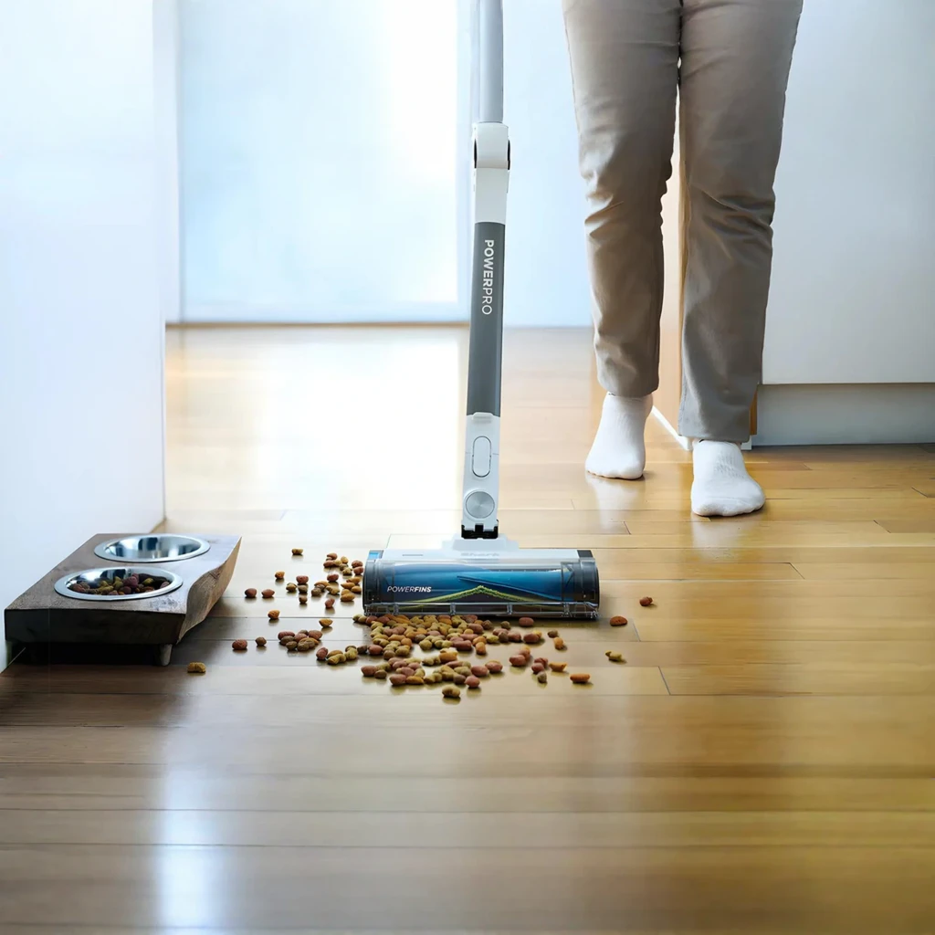 Shark PowerPro Pet IZ380EUT Aspirador escoba gris, vista accesorios: unidad principal en uso y 3 accesorios incluidos - Ítem4