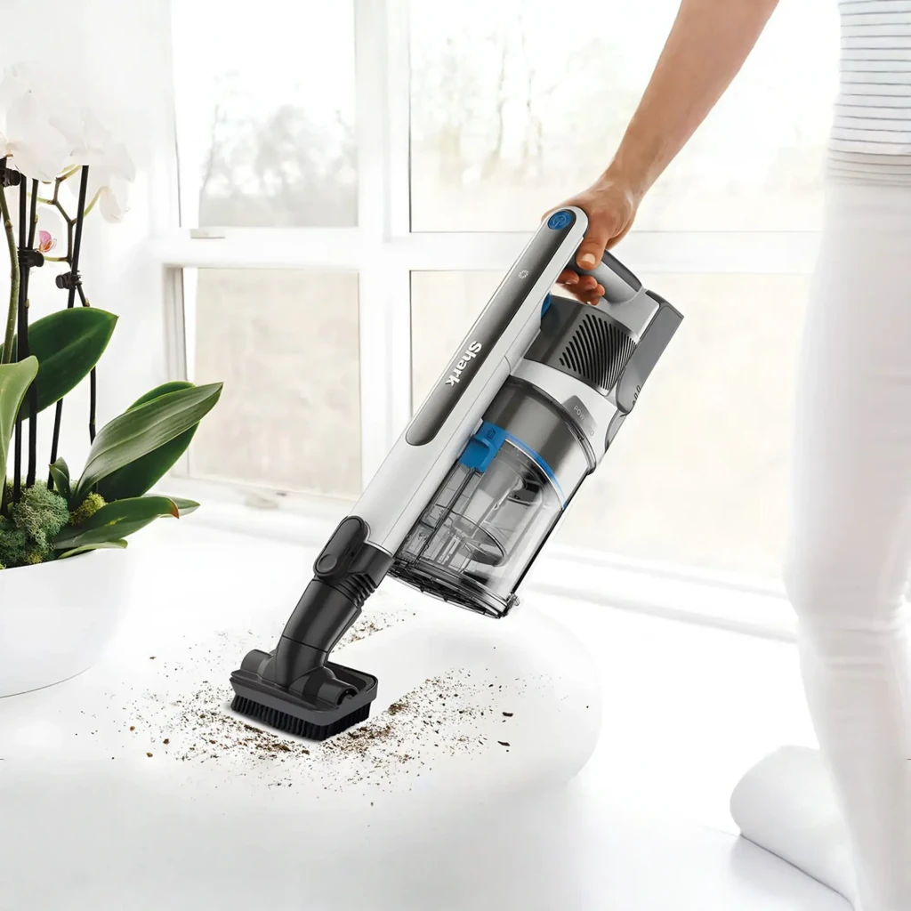 Shark PowerPro Pet IZ380EUT Aspirador escoba gris, vista accesorios: unidad principal en uso y 3 accesorios incluidos - Ítem5