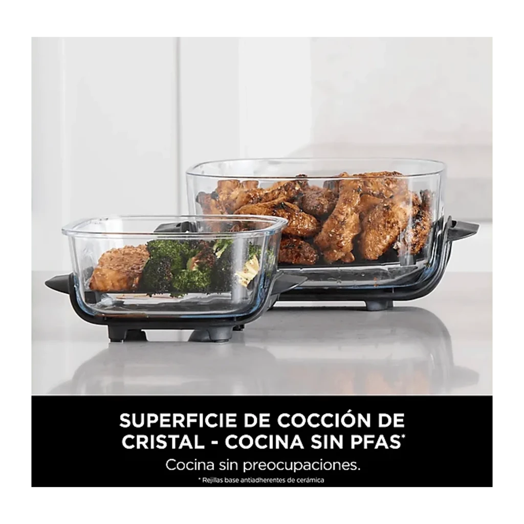 Ninja Crispi FN101EU Friteuse à air Pierre, vue de face en angle: récipient en verre avec brocoli et poulet, couvercle avec - Ítem3
