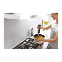 Ninja Foodi CI100EU Mixeur plongeant noir, utilisation: femme mixant une soupe jaune dans une casserole sur gazinière