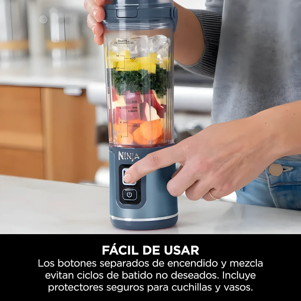 Ninja Blast BC151EU 530ml bleu, vue de face: bol transparent avec épinards, myrtilles et fruits, base bleue avec boutons - Ítem4