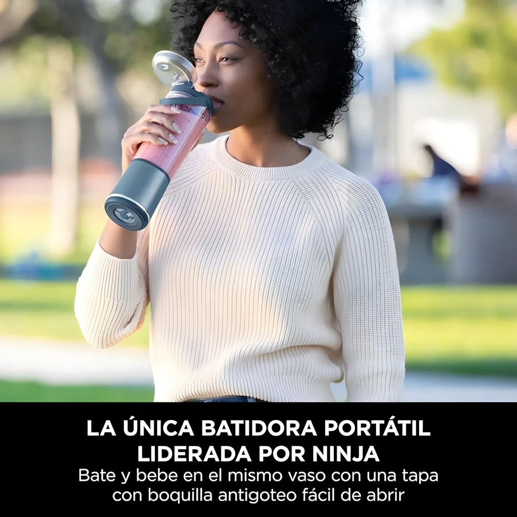 Ninja Blast BC151EU 530ml bleu, vue de face: bol transparent avec épinards, myrtilles et fruits, base bleue avec boutons - Ítem6