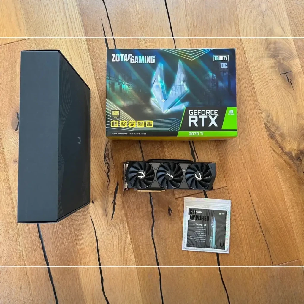 Zotac RTX 3070 Ti AMP HOLO negro, caja y tarjeta: mismo conjunto que imagen anterior con ángulo ligeramente distinto - Ítem3