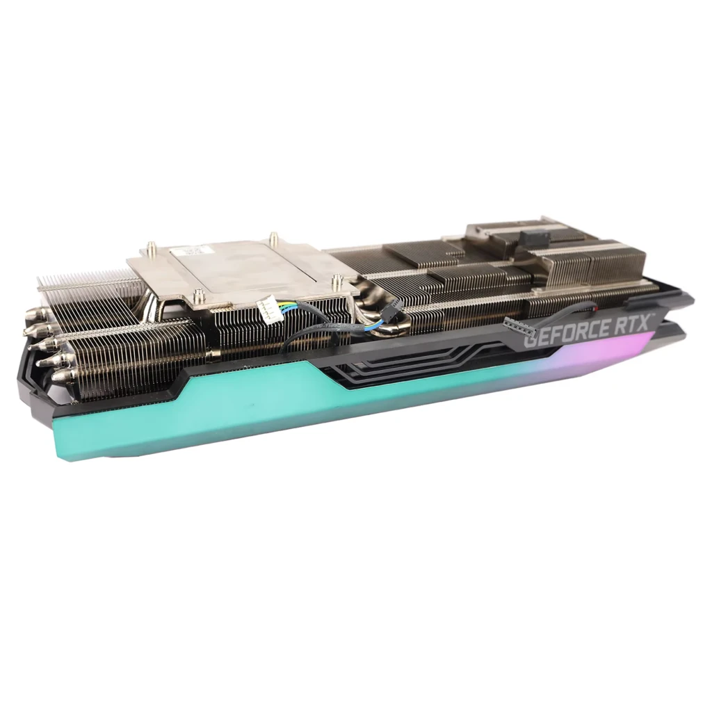 Zotac RTX 3070 Ti AMP HOLO negro, caja y tarjeta: mismo conjunto que imagen anterior con ángulo ligeramente distinto - Ítem7