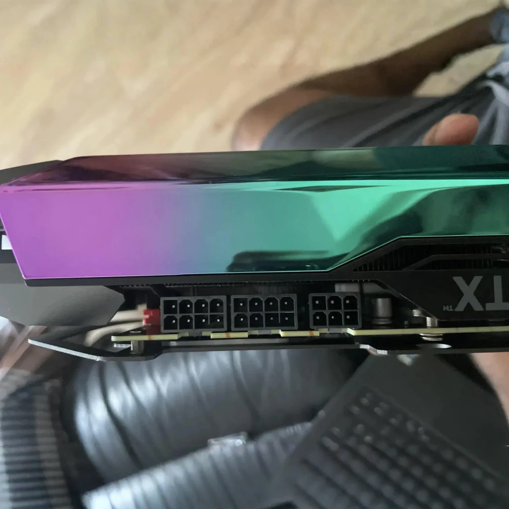 Zotac RTX 3070 Ti AMP HOLO negro, caja y tarjeta: mismo conjunto que imagen anterior con ángulo ligeramente distinto - Ítem5