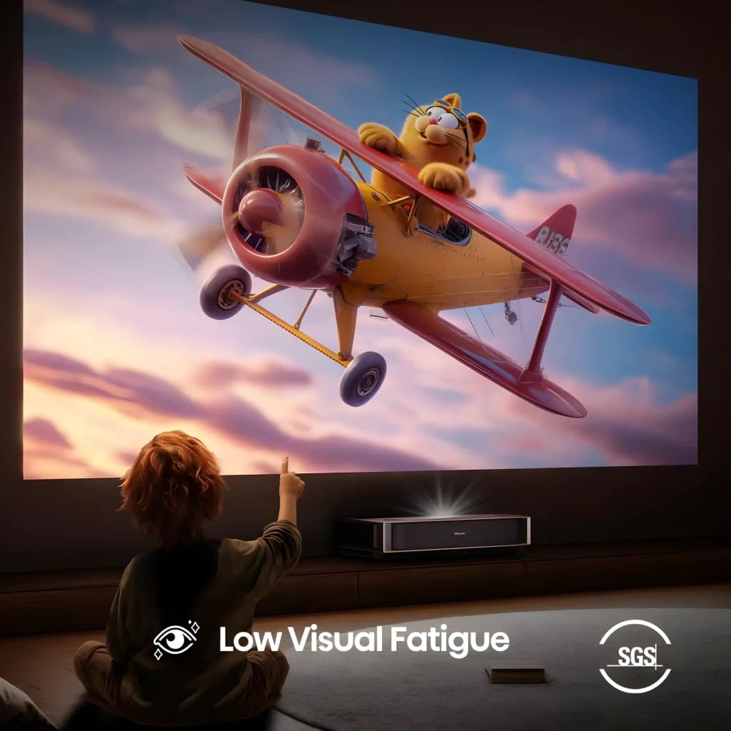 Hisense Projetor laser PT1 Trichroma 4K Smart Cinza metalizado, cena: criança aponta para tela grande com imagem animada,