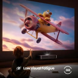 Hisense Projetor laser PT1 Trichroma 4K Smart Cinza metalizado, cena: criança aponta para tela grande com imagem animada,