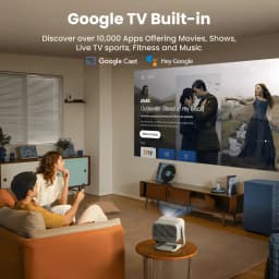 JMGO N3 Projetor 4K 32GB branco, cena sala: projetando Google TV na parede com casal no sofá