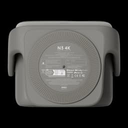 JMGO N3 4K Projetor 32GB cinza, vista inferior: etiqueta N3 4K com certificações Bluetooth, Dolby Audio e DTS
