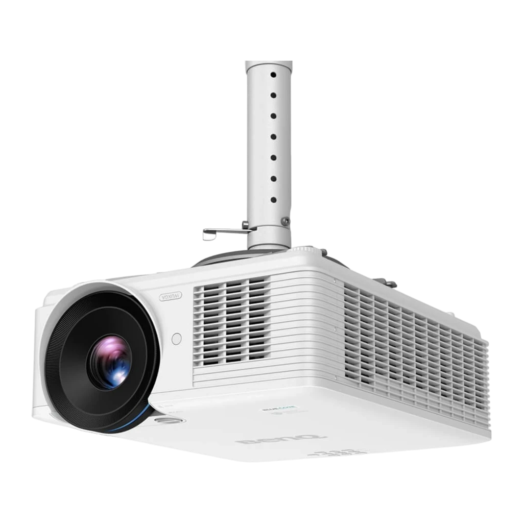 BenQ Videoprojetor LU785 6000lm Branco, vista frontal-lateral em ângulo: objetiva grande com reflexo azul e grelhas de - Item2