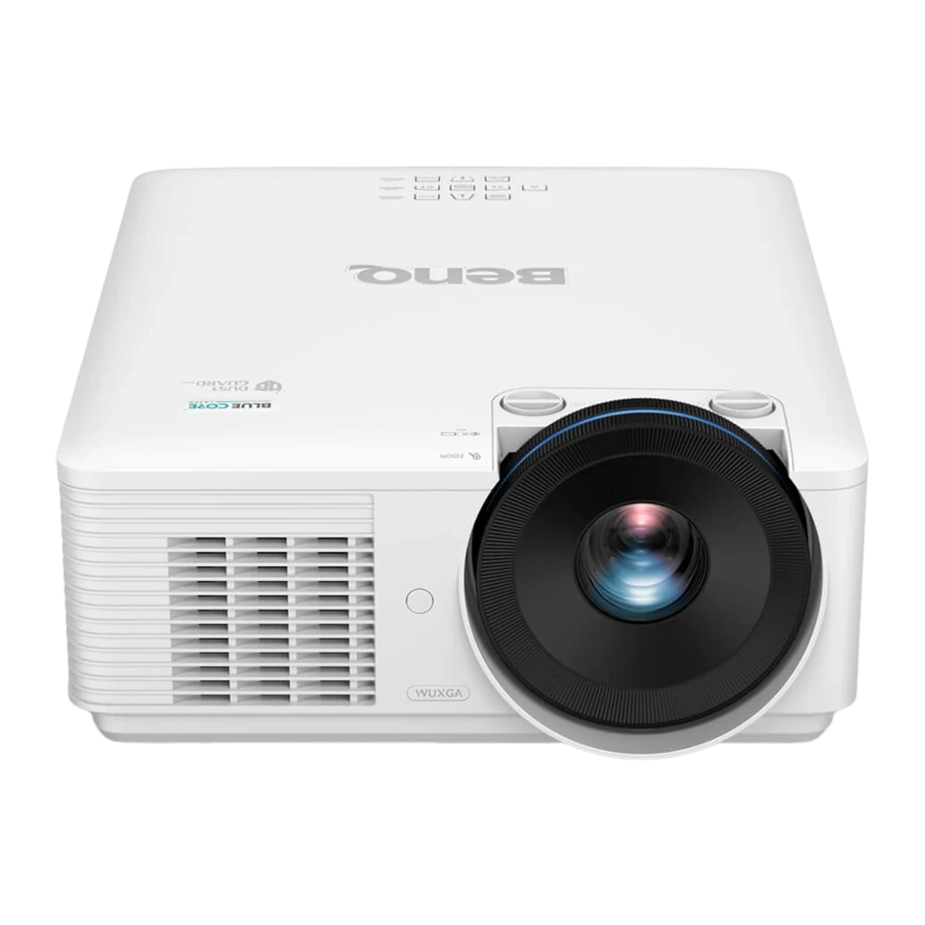 BenQ Videoprojetor LU785 6000lm Branco, vista frontal-lateral em ângulo: objetiva grande com reflexo azul e grelhas de - Item1