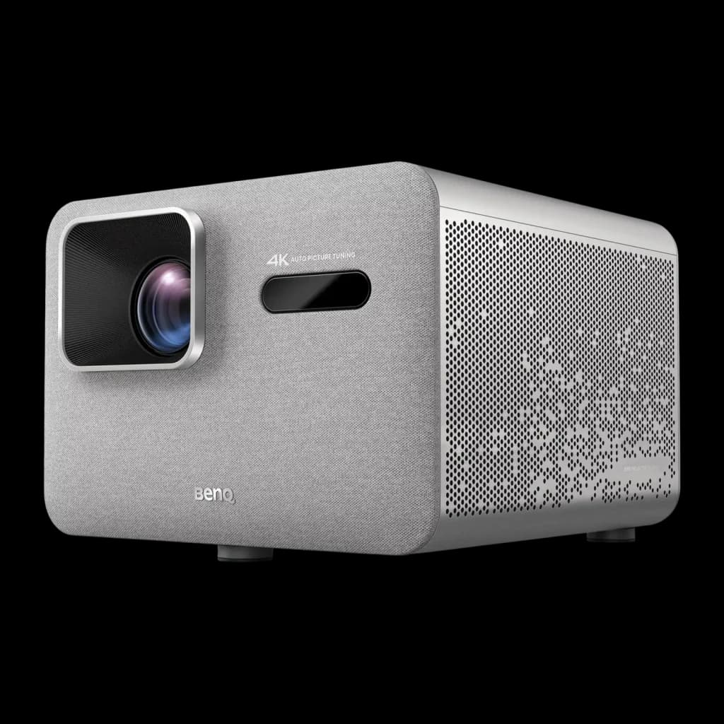 BenQ Proyector TK705STi 4K UHD 3000lm Gris, vista frontal-lateral izquierda: objetivo, rejilla lateral y logo BenQ visibles