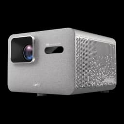 BenQ Proyector TK705STi 4K UHD 3000lm Gris, vista frontal-lateral izquierda: objetivo, rejilla lateral y logo BenQ visibles