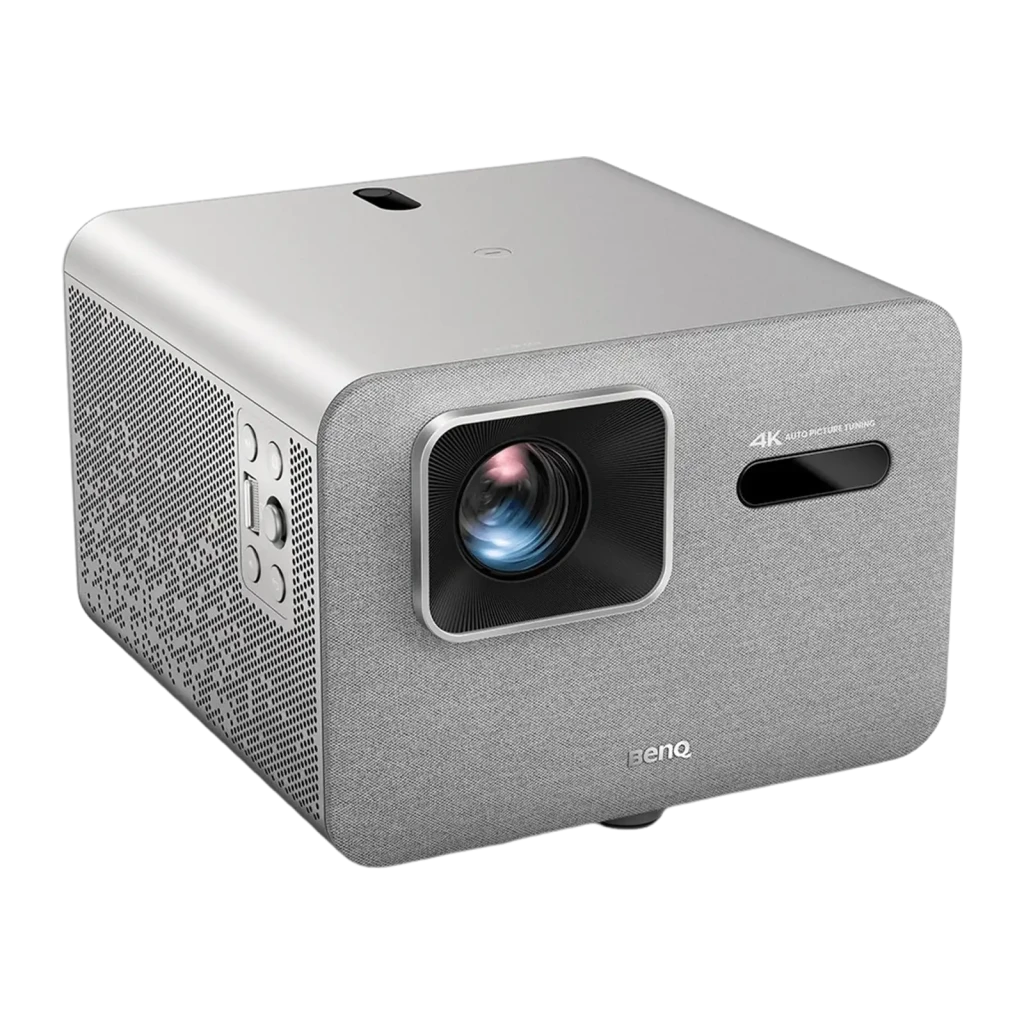 BenQ Projetor TK705STi 4K UHD 3000lm Cinza, vista frontal-lateral esquerda: objetiva, grelha lateral e logo BenQ visíveis - Item1