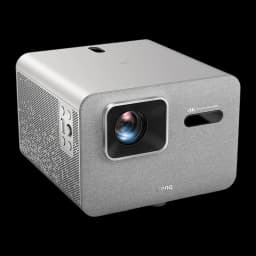 BenQ Proyector TK705STi 4K UHD 3000lm Gris, vista frontal-lateral derecha: objetivo centrado, rejilla izquierda y panel