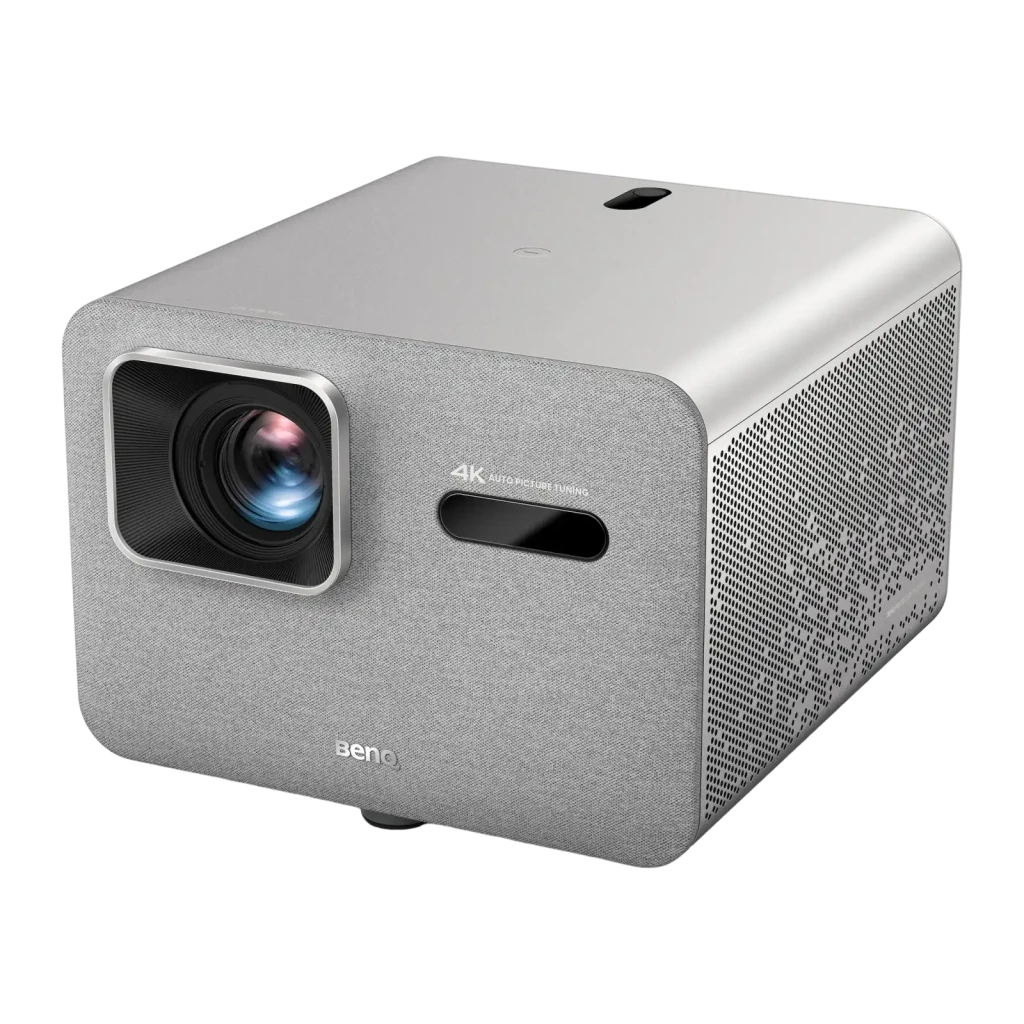 BenQ Projetor TK705STi 4K UHD 3000lm Cinza, vista frontal-lateral esquerda: objetiva, grelha lateral e logo BenQ visíveis - Item2