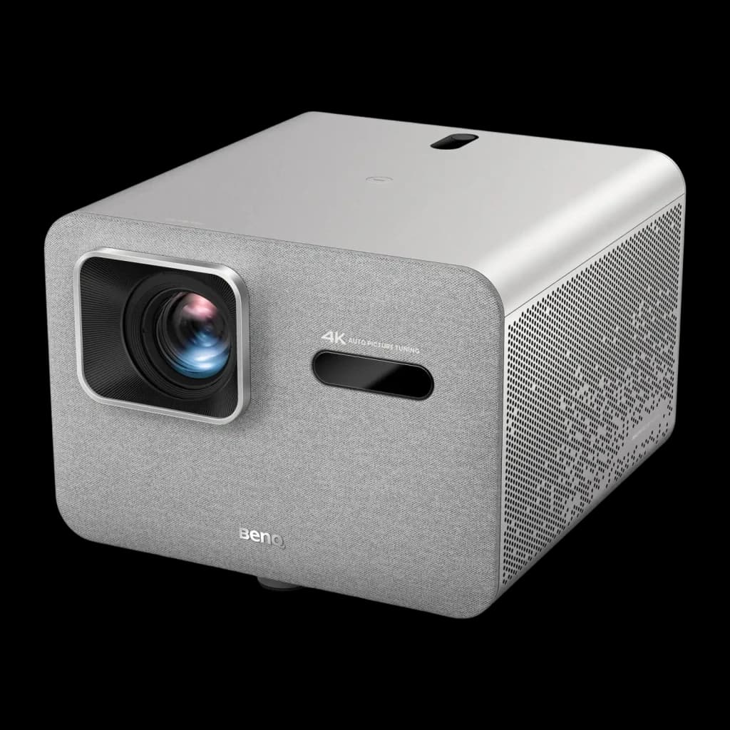 BenQ Proyector TK705STi 4K UHD 3000lm Gris, vista tres cuartos frontal: objetivo en esquina izquierda, cuerpo textil gris y