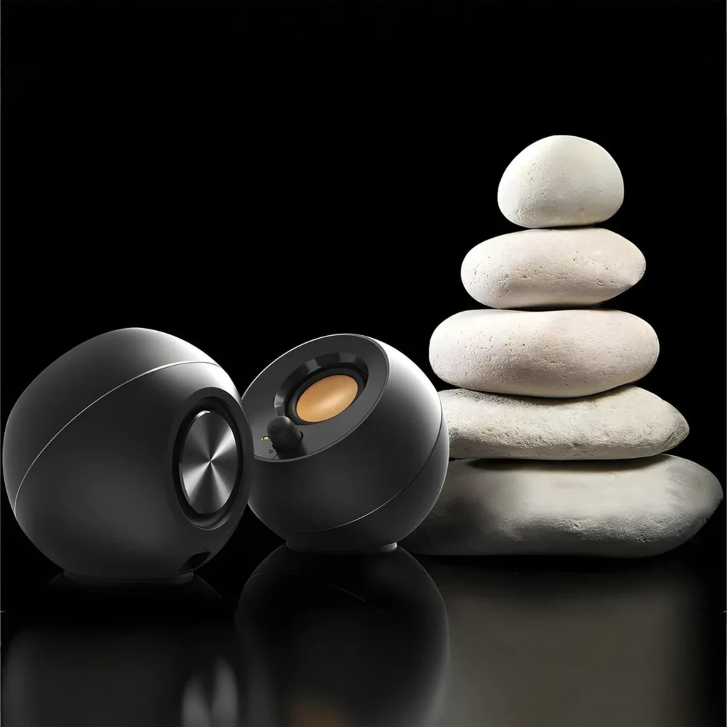 Creative Pebble Plus 8W preto, vista frontal: dois satélites esféricos e subwoofer cúbico preto, cone dourado visível - Item2