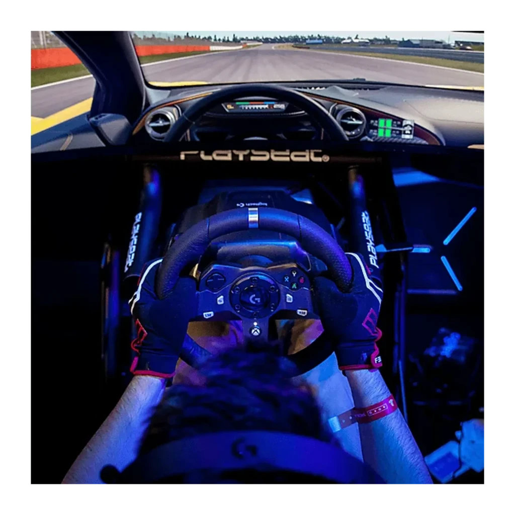 Logitech G G920 negro, vista principal: volante de cuero perforado con botones Xbox y pedales metálicos en ángulo lateral - Ítem2