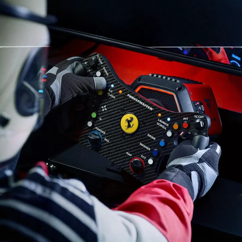 Thrustmaster Ferrari 488 GT3 Wheel Add-On negro, vista frontal en ángulo: panel carbono con botones multicolor y emblema - Ítem4
