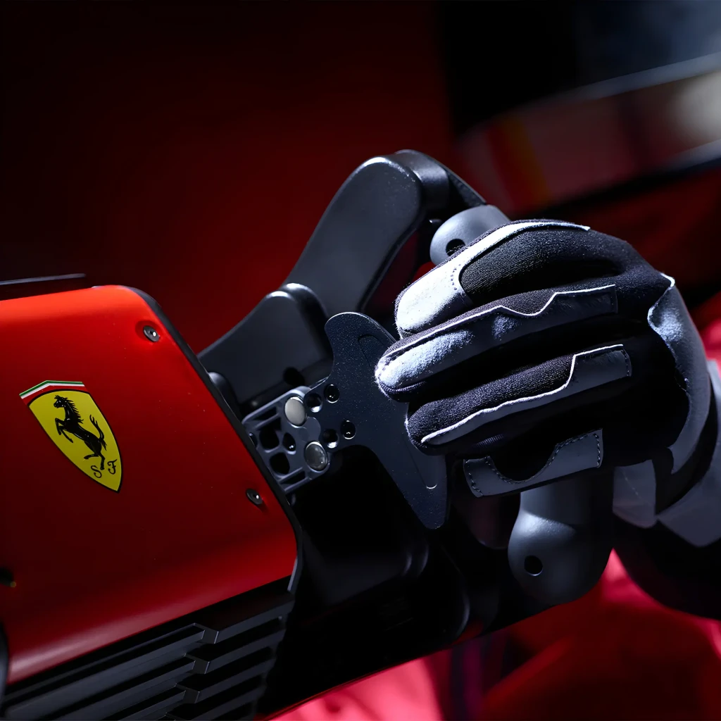 Thrustmaster Ferrari 488 GT3 Wheel Add-On negro, vista frontal en ángulo: panel carbono con botones multicolor y emblema - Ítem7