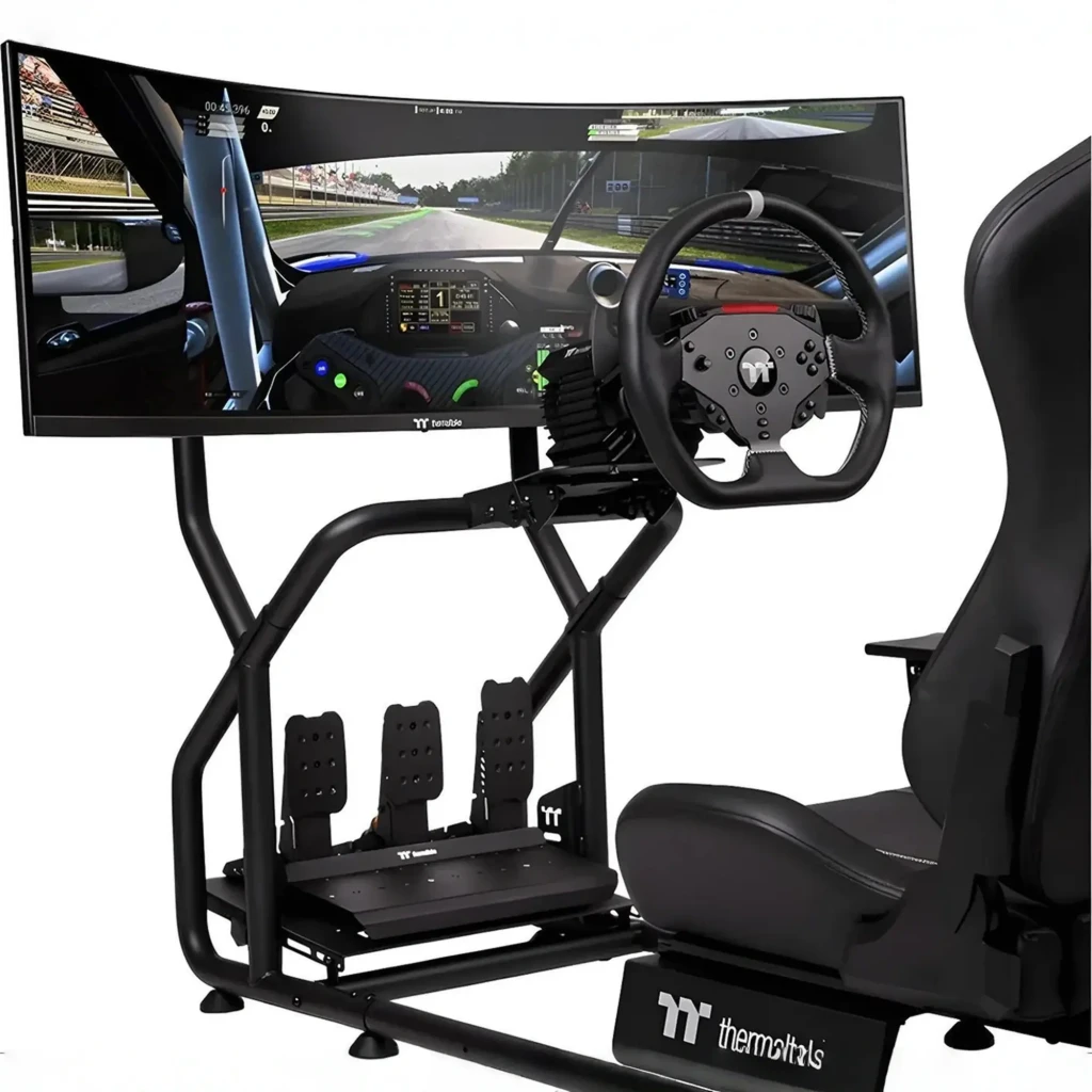 Thermaltake G6 Direct Drive Racing Wheel negro, vista frontal derecha: volante con hub de botones y pedales en base izquierda - Ítem5