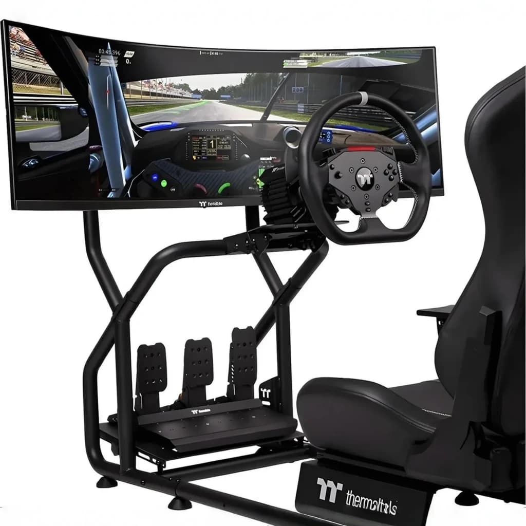 Thermaltake G6 Direct Drive Racing Wheel com pedais preto, vista lateral: simulador completo com volante, pedais, assento e
