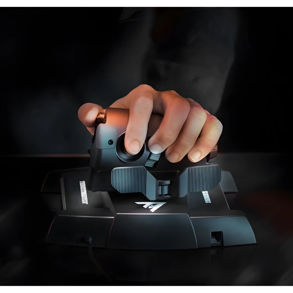 Thrustmaster TWCS Throttle Noir, vue latérale arrière: base avec échelle orange, bouton orange, molettes de réglage et câble - Ítem2